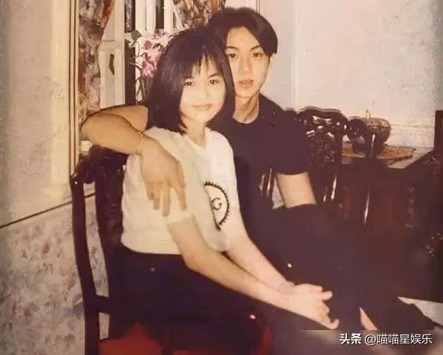 吳尊曬新年親子封面照,12歲女兒氣質出眾,9歲兒子帥過親爹