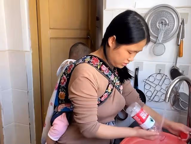 3人每月只花500塊!網紅寶媽粒粒被爆演劇本,婦聯:她家條件蠻好