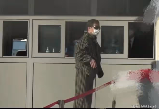 時隔四年,成龍現身央視春晚聯排,雙手插兜氣場強,68歲魅力不減