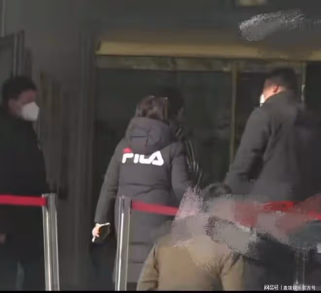 時隔四年,成龍現身央視春晚聯排,雙手插兜氣場強,68歲魅力不減