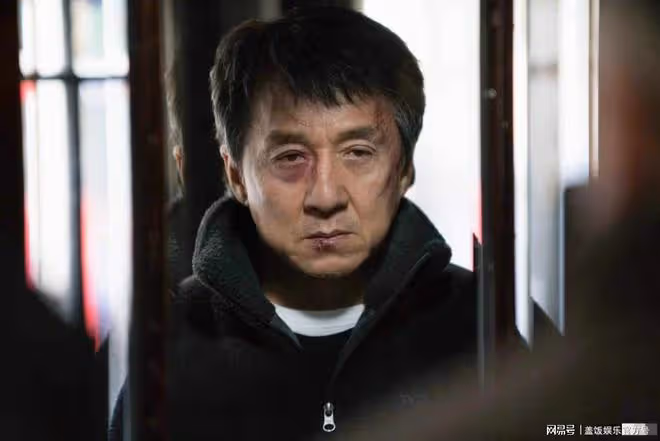 時隔四年，成龍現身央視春晚聯排，雙手插兜氣場強，68歲魅力不減