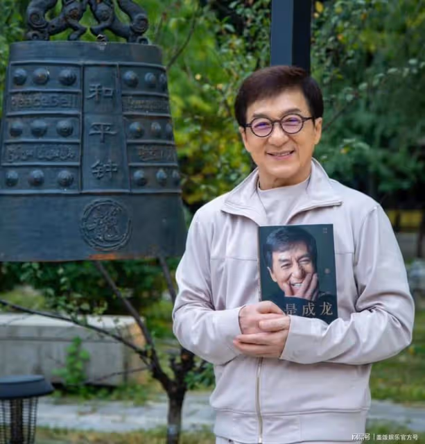 時隔四年，成龍現身央視春晚聯排，雙手插兜氣場強，68歲魅力不減