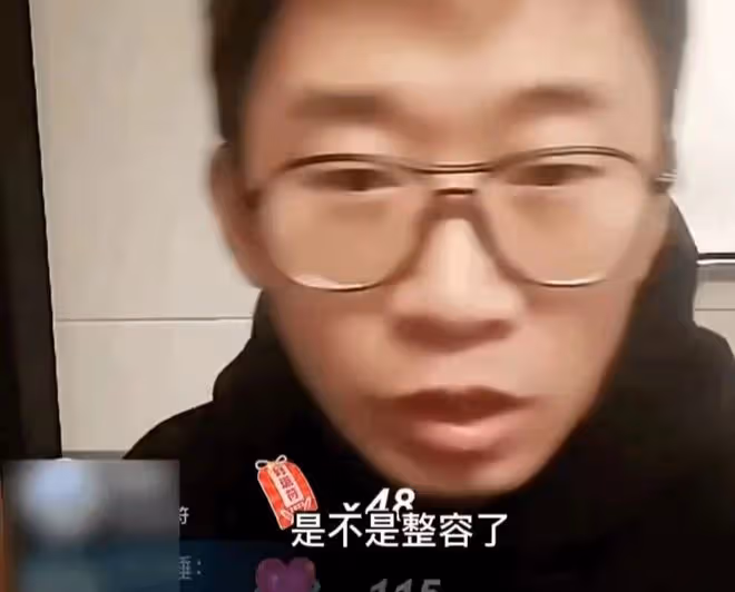 楊迪直播力證未整容,大力捏臉五官用力,搞笑回應獲網友誇讚