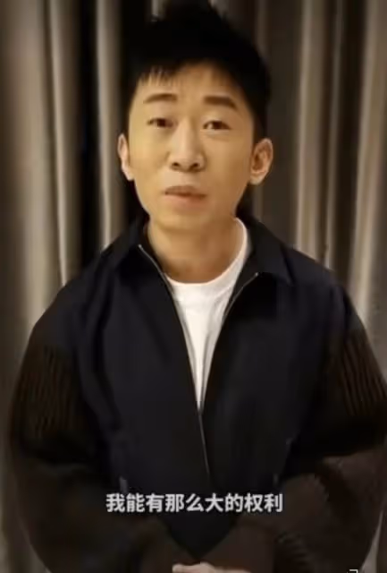 楊迪直播力證未整容,大力捏臉五官用力,搞笑回應獲網友誇讚