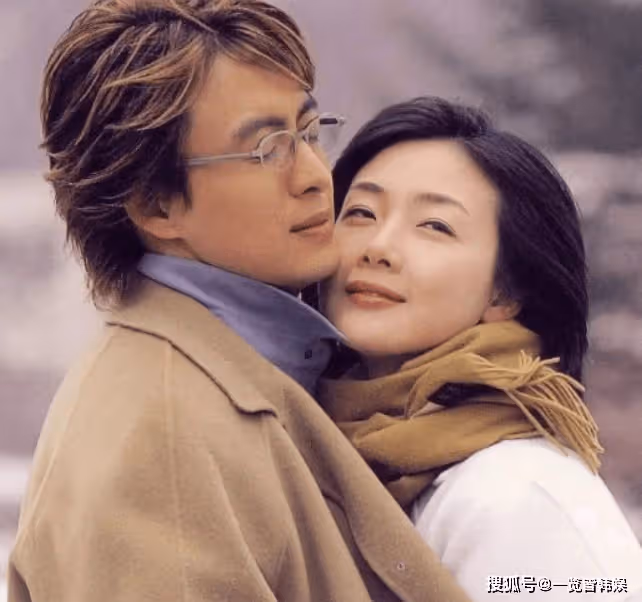 崔智友演藝大賞搭檔劉在石 48歲外貌身材仍未走樣 圈內好友眾多