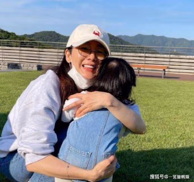 崔智友演藝大賞搭檔劉在石 48歲外貌身材仍未走樣 圈內好友眾多