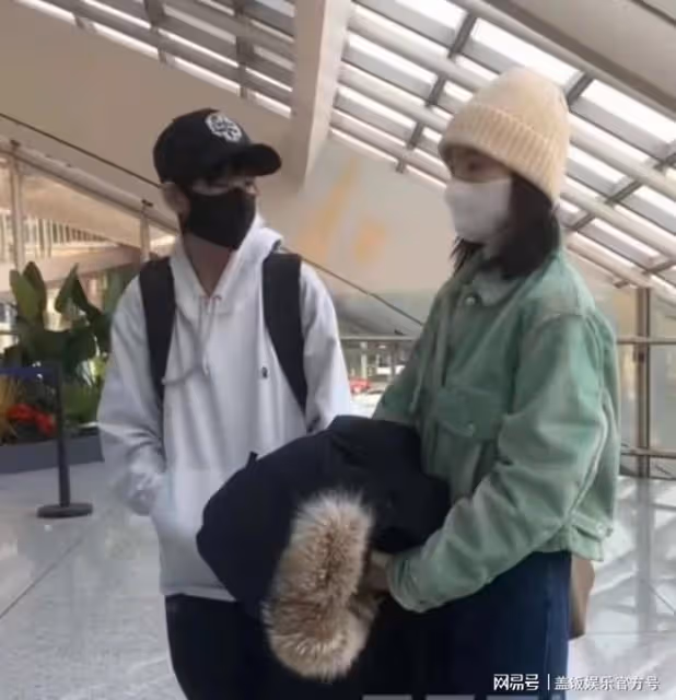 董潔帶兒子現身機場，13歲頂頂身高趕上媽媽，並肩同行像姐弟