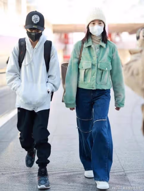 董潔帶兒子現身機場，13歲頂頂身高趕上媽媽，並肩同行像姐弟