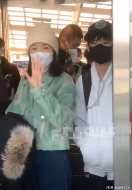 董潔帶兒子現身機場，13歲頂頂身高趕上媽媽，並肩同行像姐弟