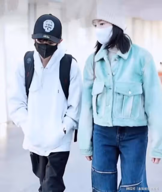 董潔帶兒子現身機場，13歲頂頂身高趕上媽媽，並肩同行像姐弟