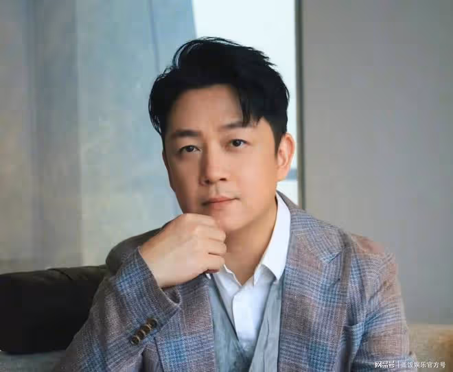 董潔帶兒子現身機場，13歲頂頂身高趕上媽媽，並肩同行像姐弟