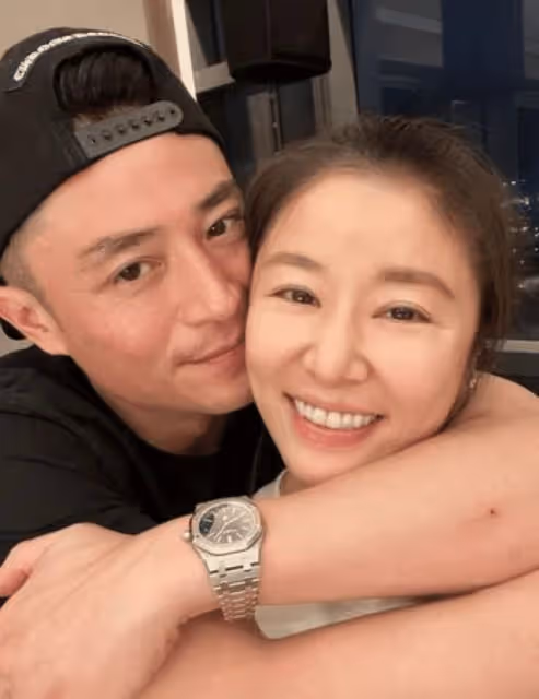 林心如夫婦聚餐被偶遇，霍建華大肚腩凸起明顯，臉頰圓潤開始發福