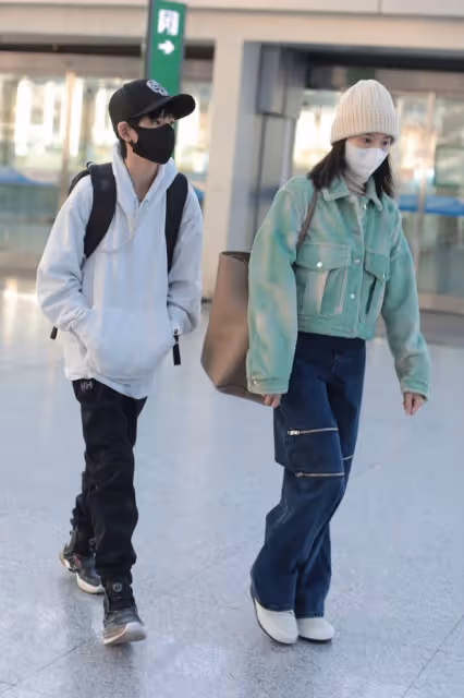 董潔攜12歲兒子現身機場，頂頂身高快趕上媽媽，眉清目秀像楊洋