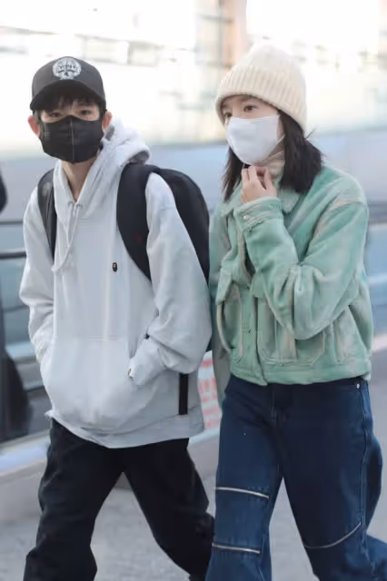 董潔攜12歲兒子現身機場，頂頂身高快趕上媽媽，眉清目秀像楊洋