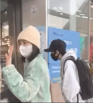 董潔攜12歲兒子現身機場，頂頂身高快趕上媽媽，眉清目秀像楊洋