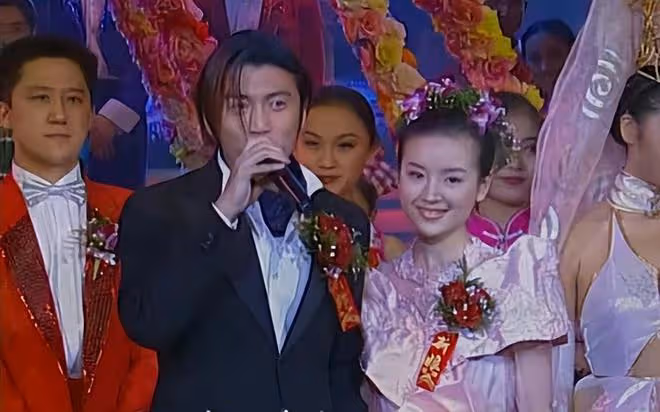董潔攜12歲兒子現身機場，頂頂身高快趕上媽媽，眉清目秀像楊洋