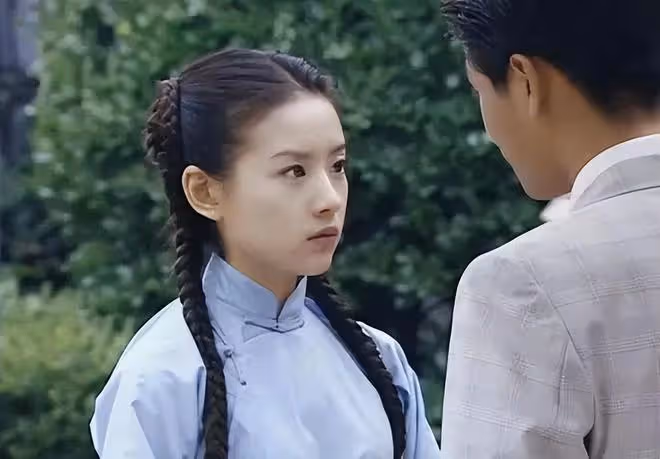 董潔攜12歲兒子現身機場，頂頂身高快趕上媽媽，眉清目秀像楊洋
