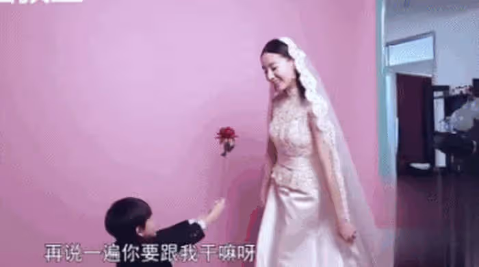 董潔攜12歲兒子現身機場，頂頂身高快趕上媽媽，眉清目秀像楊洋