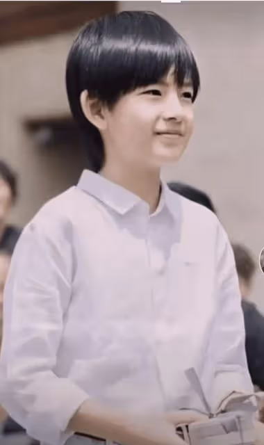董潔攜12歲兒子現身機場，頂頂身高快趕上媽媽，眉清目秀像楊洋