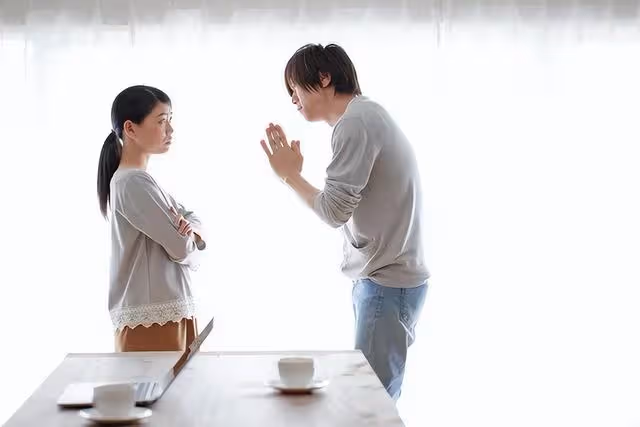 丈夫：你母親退休金給我爸媽養老，你父親退休金給我買煙，我：滾