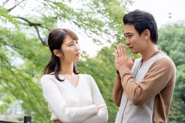 丈夫：你母親退休金給我爸媽養老，你父親退休金給我買煙，我：滾
