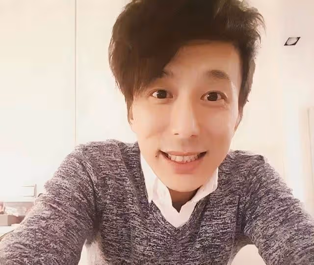 香港知名男星宣布移民!幾段感情無縫連接,背著女友用手機調情
