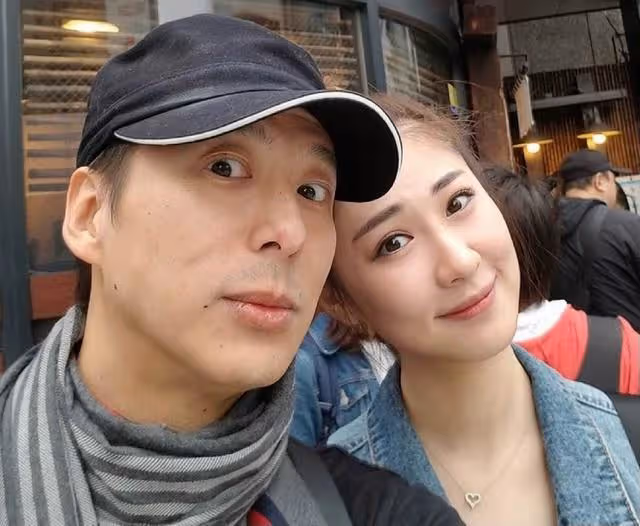 香港知名男星宣布移民!幾段感情無縫連接,背著女友用手機調情