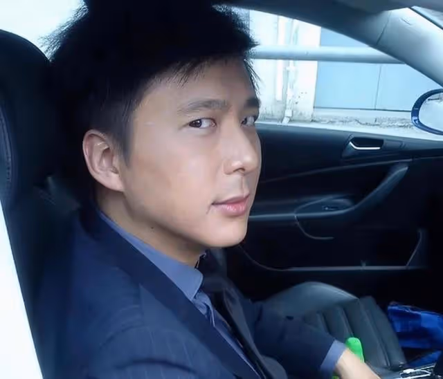 香港知名男星宣布移民!幾段感情無縫連接,背著女友用手機調情