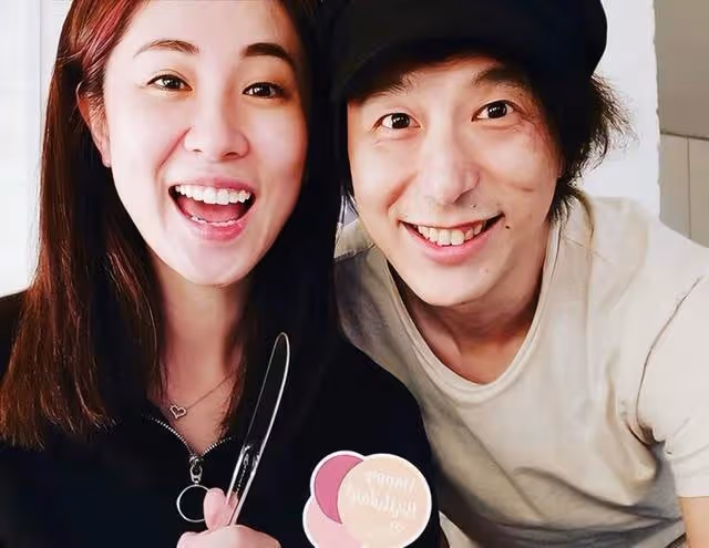 香港知名男星宣布移民!幾段感情無縫連接,背著女友用手機調情