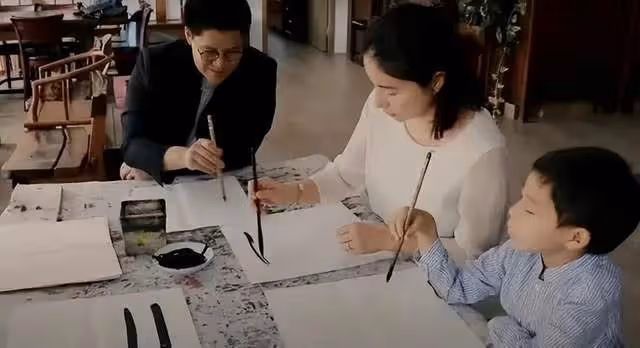 香港名媛舉行新年派對,下嫁霍氏家族的郭晶晶,與名媛們格格不入