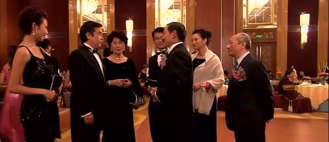香港名媛舉行新年派對,下嫁霍氏家族的郭晶晶,與名媛們格格不入