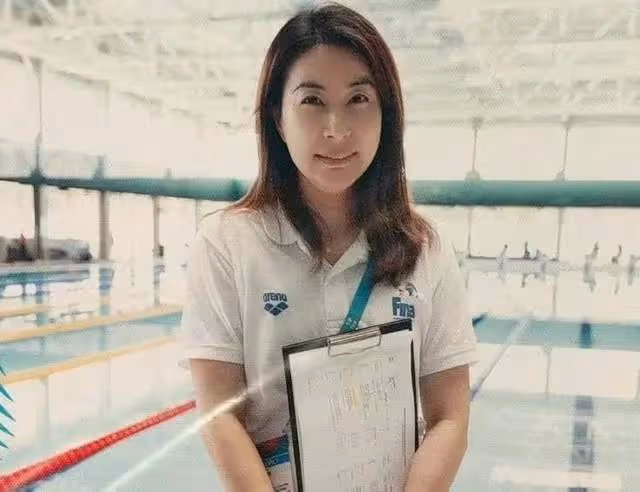 香港名媛舉行新年派對,下嫁霍氏家族的郭晶晶,與名媛們格格不入