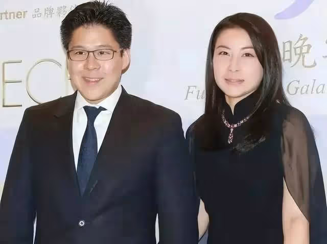 香港名媛舉行新年派對,下嫁霍氏家族的郭晶晶,與名媛們格格不入