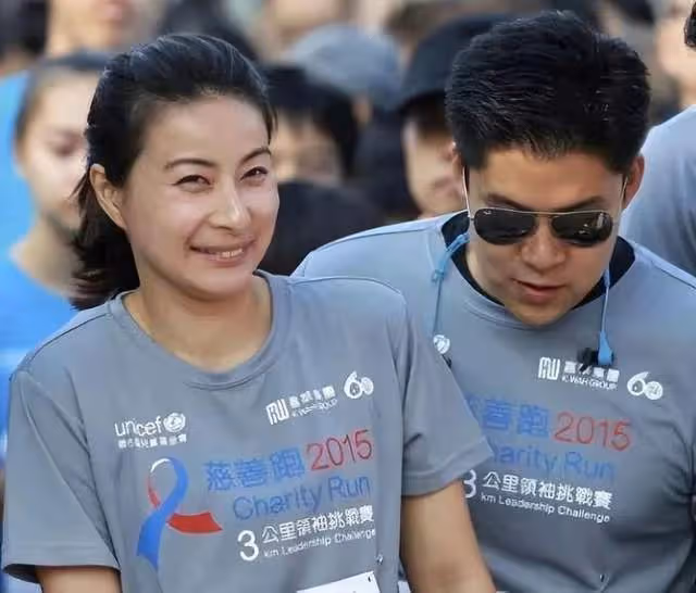 香港名媛舉行新年派對,下嫁霍氏家族的郭晶晶,與名媛們格格不入