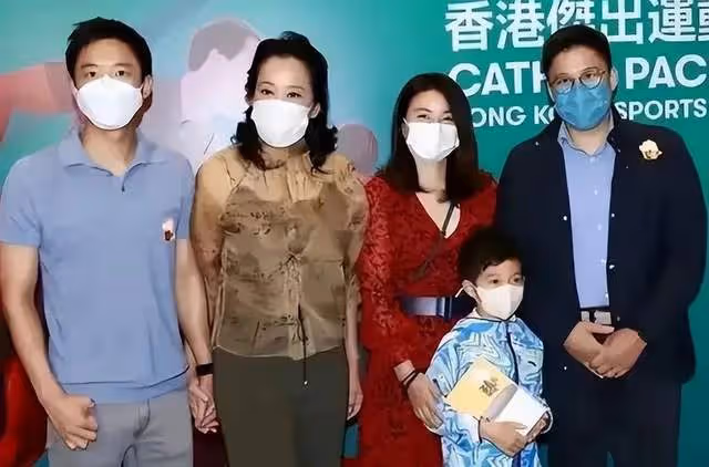 香港名媛舉行新年派對,下嫁霍氏家族的郭晶晶,與名媛們格格不入