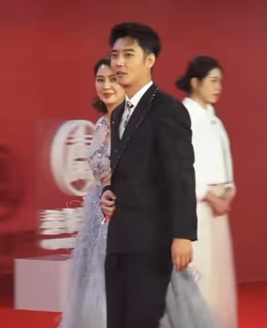 娛樂圈「貌合神離」的夫妻,元旦剛過3天就開始演戲,人前秀恩愛