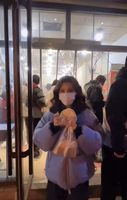 49歲朱迅現身蒼蠅小館,寒風中站著吃12元肉夾饃,濃妝艷抹無人識
