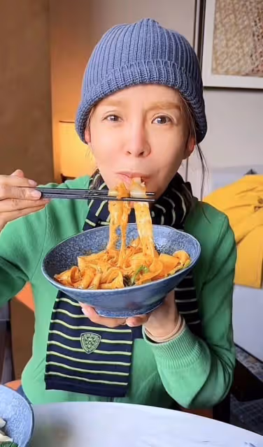 49歲朱迅現身蒼蠅小館,寒風中站著吃12元肉夾饃,濃妝艷抹無人識