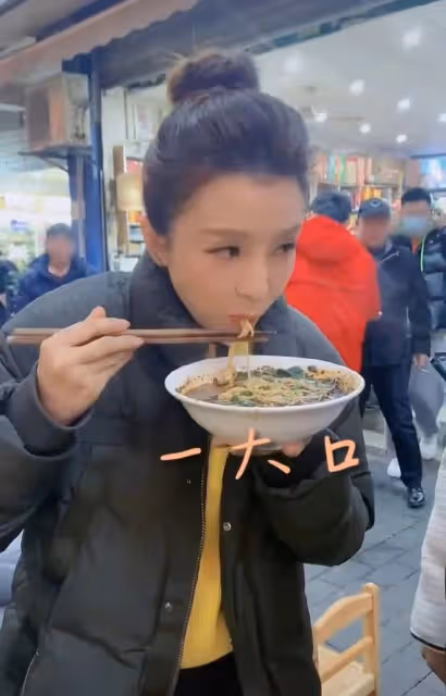 49歲朱迅現身蒼蠅小館,寒風中站著吃12元肉夾饃,濃妝艷抹無人識