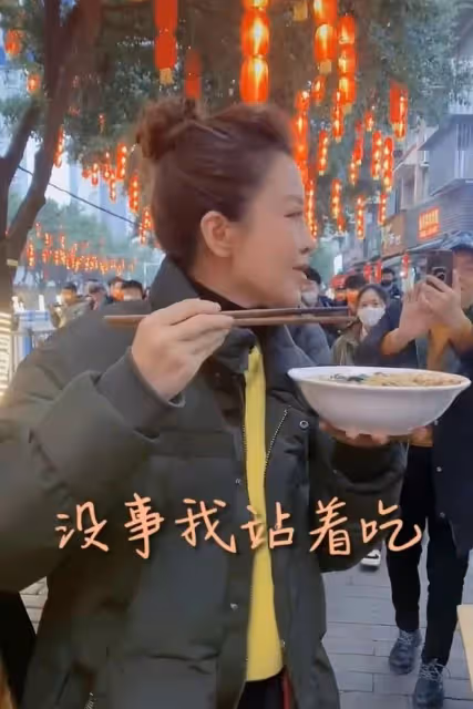 49歲朱迅現身蒼蠅小館,寒風中站著吃12元肉夾饃,濃妝艷抹無人識
