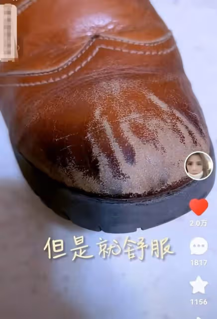 49歲朱迅現身蒼蠅小館,寒風中站著吃12元肉夾饃,濃妝艷抹無人識