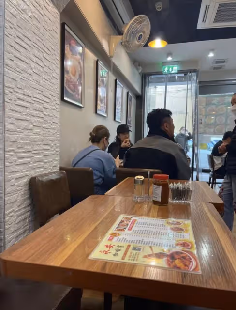 劉亦菲澳門遊玩接地氣!在簡陋小店大口吃美食,素顏白嫩似少女