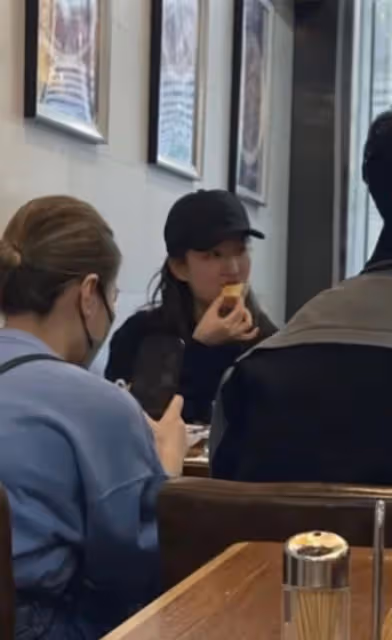 劉亦菲澳門遊玩接地氣!在簡陋小店大口吃美食,素顏白嫩似少女