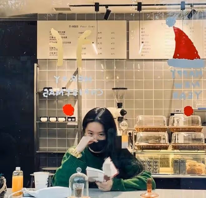 劉亦菲澳門遊玩接地氣!在簡陋小店大口吃美食,素顏白嫩似少女
