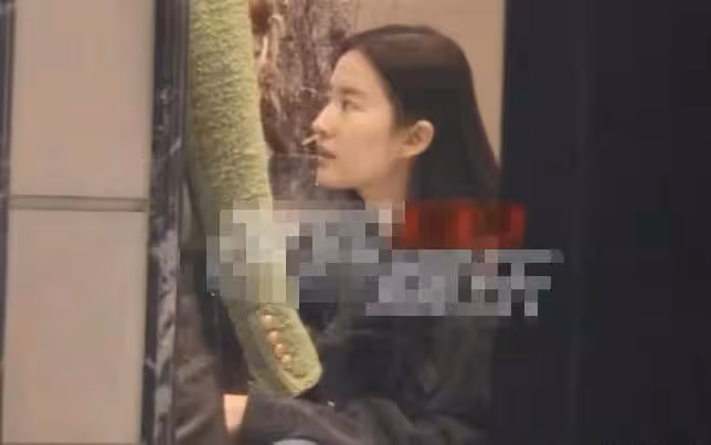 劉亦菲澳門遊玩接地氣!在簡陋小店大口吃美食,素顏白嫩似少女