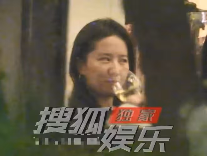 劉亦菲澳門遊玩接地氣!在簡陋小店大口吃美食,素顏白嫩似少女