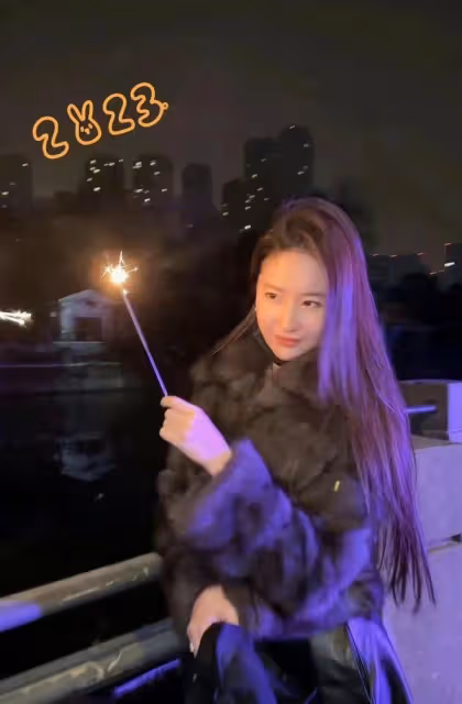 劉亦菲澳門遊玩接地氣!在簡陋小店大口吃美食,素顏白嫩似少女