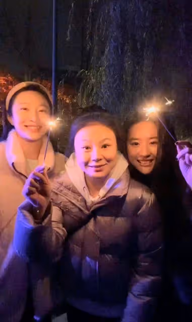 劉亦菲澳門遊玩接地氣!在簡陋小店大口吃美食,素顏白嫩似少女