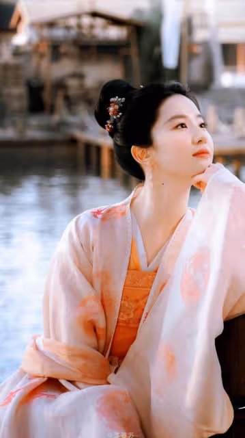 劉亦菲澳門遊玩接地氣!在簡陋小店大口吃美食,素顏白嫩似少女