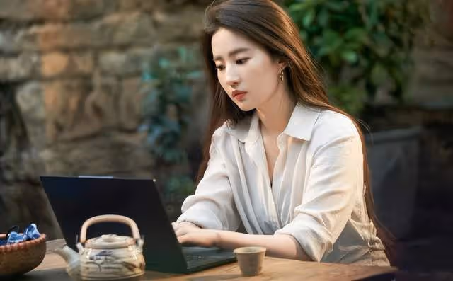 劉亦菲李現《去有風的地方》首播口碑出爐了,唐嫣的評價一語中的